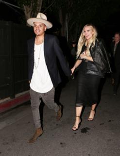 Ashlee Simpson feet photo thumbnail