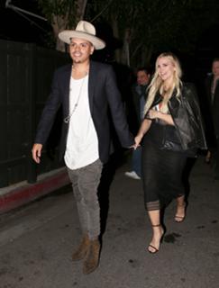 Ashlee Simpson feet photo thumbnail