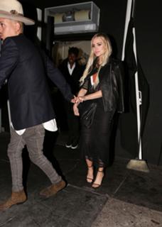 Ashlee Simpson feet photo thumbnail