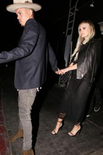 Ashlee Simpson feet photo thumbnail