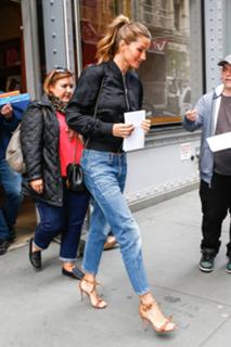 Gisele Bündchen feet photo thumbnail