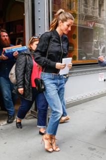 Gisele Bündchen feet photo thumbnail