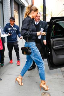 Gisele Bündchen feet photo thumbnail