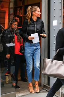 Gisele Bündchen feet photo thumbnail