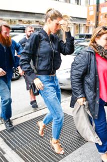 Gisele Bündchen feet photo thumbnail