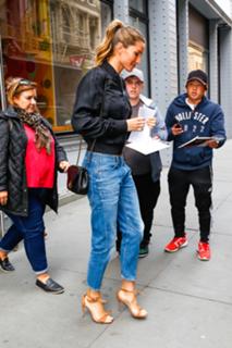 Gisele Bündchen feet photo thumbnail