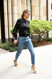 Gisele Bündchen feet photo thumbnail
