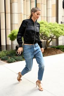 Gisele Bündchen feet photo thumbnail