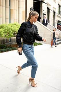 Gisele Bündchen feet photo thumbnail