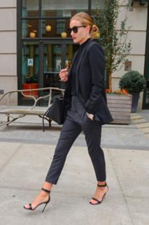 Rosie Huntington-Whiteley feet photo thumbnail