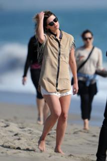 Mischa Barton feet photo thumbnail