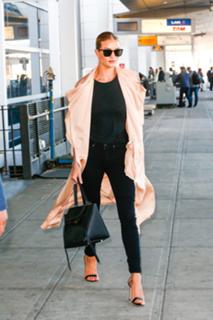 Rosie Huntington-Whiteley feet photo thumbnail