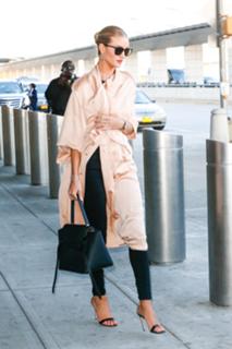 Rosie Huntington-Whiteley feet photo thumbnail