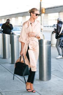 Rosie Huntington-Whiteley feet photo thumbnail
