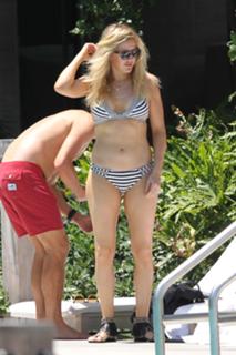 Ellie Goulding feet photo thumbnail