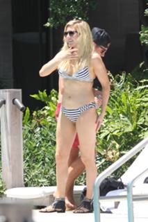 Ellie Goulding feet photo thumbnail