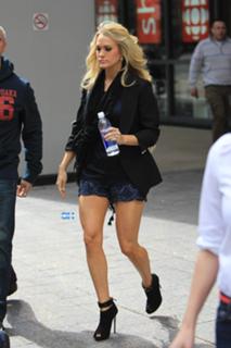 Carrie Underwood feet photo thumbnail