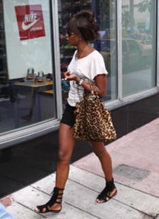 Naomi Campbell feet photo thumbnail