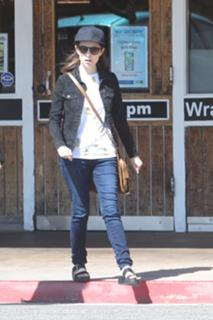 Anna Kendrick feet photo thumbnail