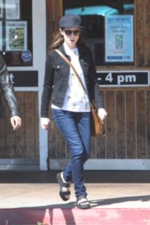 Anna Kendrick feet photo thumbnail
