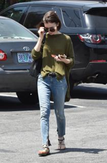 Lily Collins feet photo thumbnail