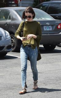 Lily Collins feet photo thumbnail