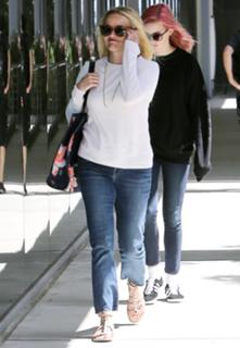 Reese Witherspoon feet photo thumbnail