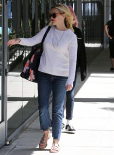 Reese Witherspoon feet photo thumbnail