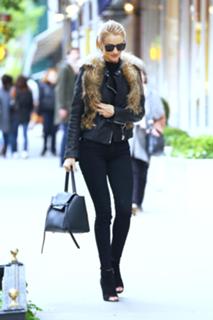 Rosie Huntington-Whiteley feet photo thumbnail