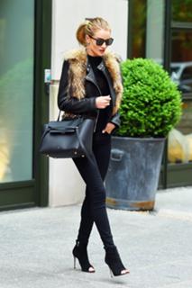 Rosie Huntington-Whiteley feet photo thumbnail