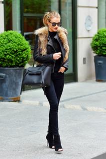Rosie Huntington-Whiteley feet photo thumbnail