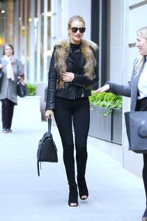 Rosie Huntington-Whiteley feet photo thumbnail