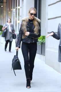 Rosie Huntington-Whiteley feet photo thumbnail