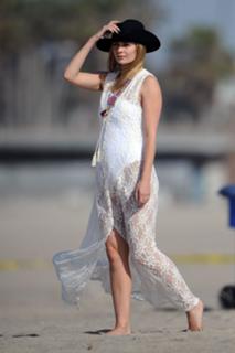 Mischa Barton feet photo thumbnail