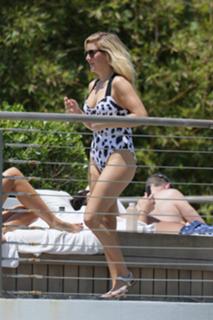 Ellie Goulding feet photo thumbnail