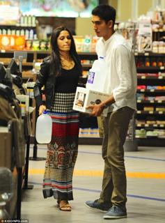 Freida Pinto feet photo thumbnail
