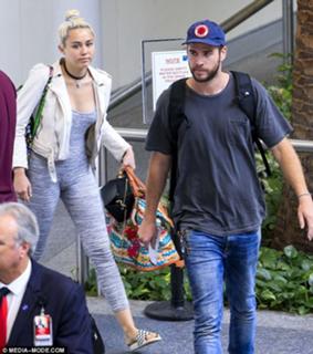 Miley Cyrus feet photo thumbnail