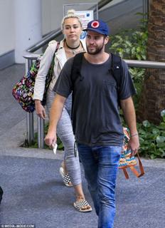Miley Cyrus feet photo thumbnail
