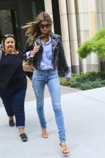 Gisele Bündchen feet photo thumbnail