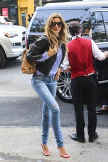 Gisele Bündchen feet photo thumbnail
