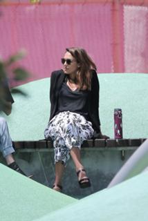 Jessica Alba feet photo thumbnail