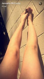 Jennette McCurdy feet photo thumbnail