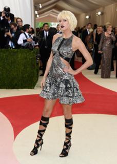 Taylor Swift feet photo thumbnail