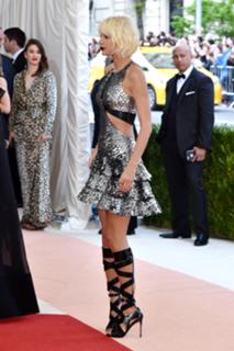 Taylor Swift feet photo thumbnail