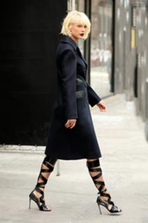 Taylor Swift feet photo thumbnail