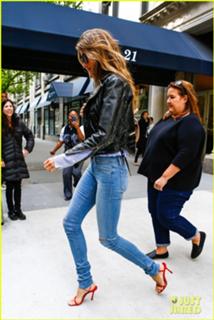 Gisele Bündchen feet photo thumbnail