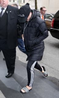Katy Perry feet photo thumbnail