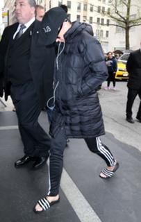 Katy Perry feet photo thumbnail