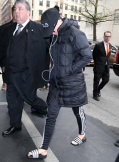 Katy Perry feet photo thumbnail