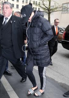 Katy Perry feet photo thumbnail